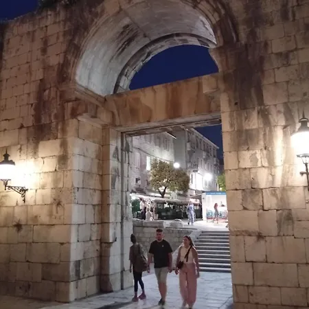 Habibi Tu Silver Gate Diocletians Palac *