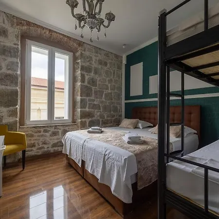 Habibi Tu Silver Gate Diocletians Palac Hostel Split