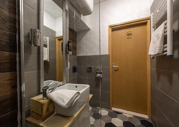 Habibi Tu Silver Gate Diocletians Palac