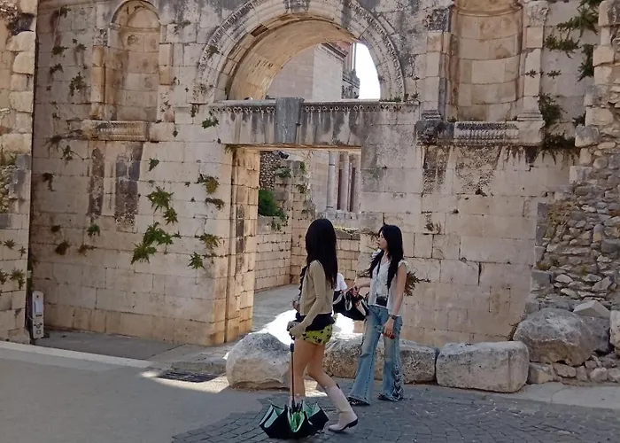 بيت شباب Habibi Tu Silver Gate Diocletians Palac *