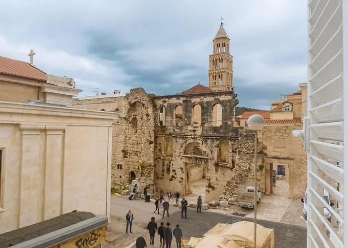 بيت شباب Habibi Tu Silver Gate Diocletians Palac سبليت