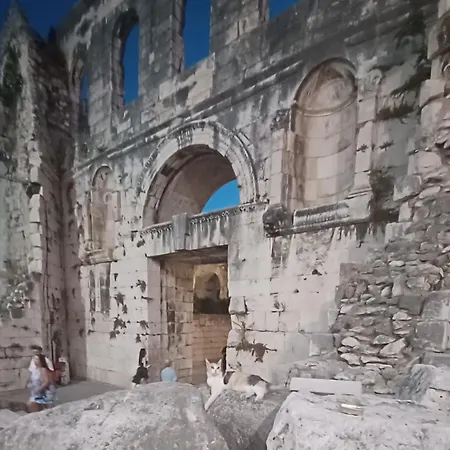 Habibi Tu Silver Gate Diocletians Palac 호스텔 *