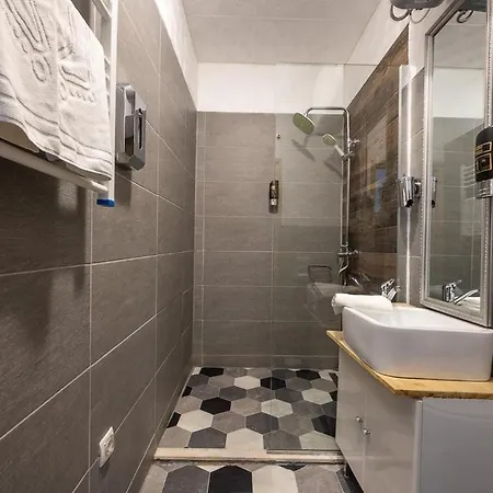 Habibi Tu Silver Gate Diocletians Palac Hostel Split