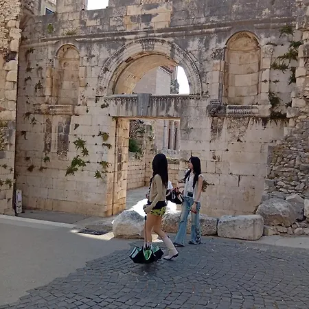 ホステル Habibi Tu Silver Gate Diocletians Palac *
