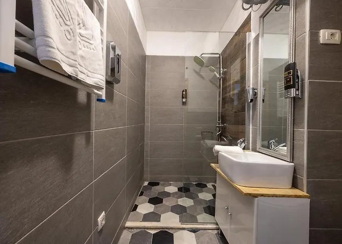 Habibi Tu Silver Gate Diocletians Palac ホステル スプリト